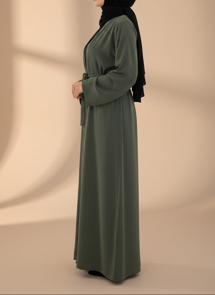 Nesthetics Kimono Abaya Almas in Khaki aus Medina-Seide mit Bindegürtel, getragen von einer Frau mit schwarzem Hijab.