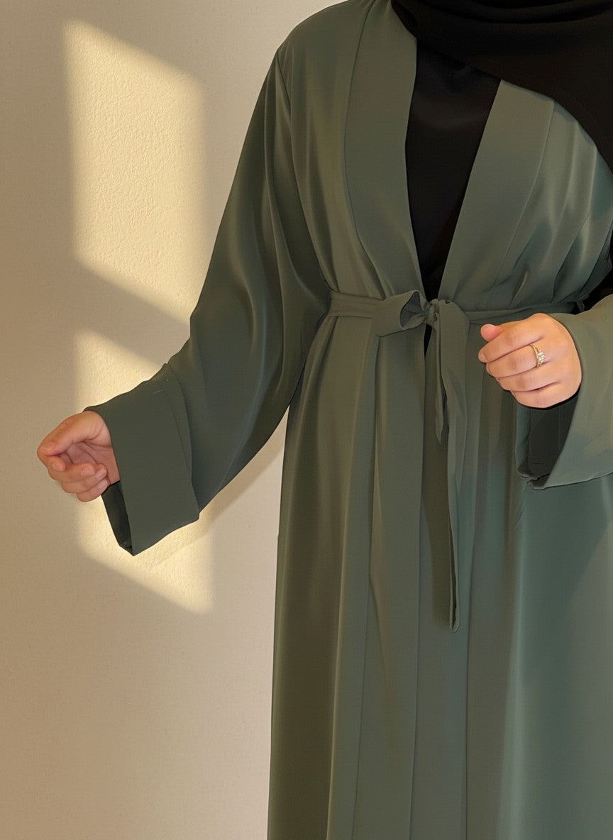 Nesthetics Kimono Abaya Almas in Khaki aus Medina-Seide mit Bindegürtel, elegant und fließend geschnitten