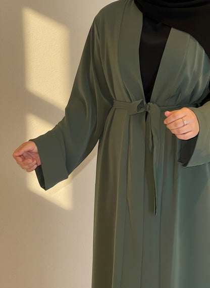 Nesthetics Kimono Abaya Almas in Khaki aus Medina-Seide mit Bindegürtel, elegant und fließend geschnitten
