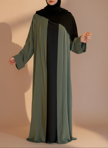 Nesthetics Kimono Abaya Almas in Khaki aus Medina-Seide mit Gürtel, getragen von einem Model mit schwarzem Hijab.