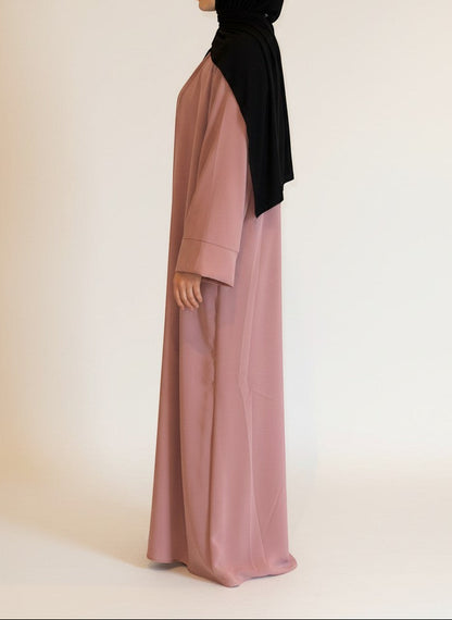 Nesthetics Kimono Abaya Zara in Rosa aus Medina Seide, fließend mit weiten Ärmeln und dezenten Nähten.