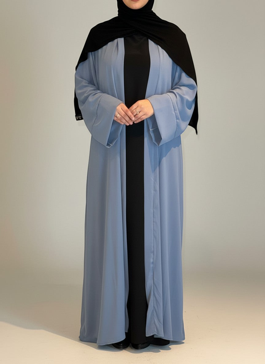 Nesthetics fließende Kimono Abaya aus Medina Seide mit weiten Ärmeln.