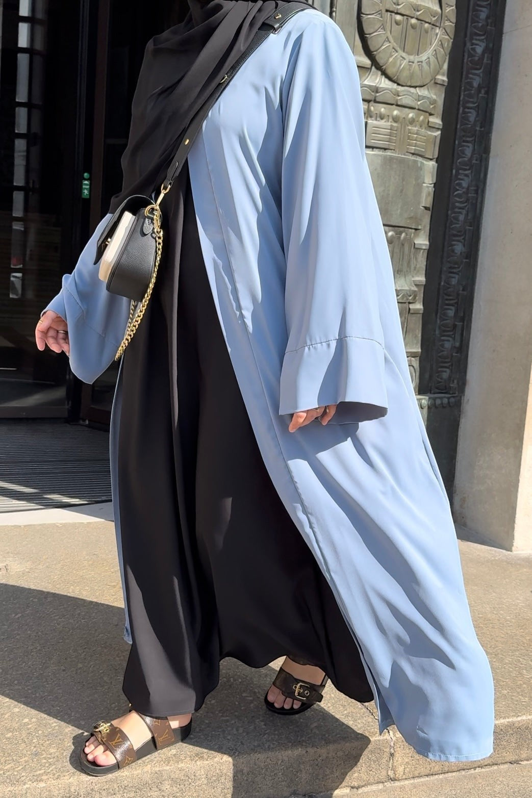 Nesthetics fließende Kimono Abaya aus Medina Seide mit weiten Ärmeln.
