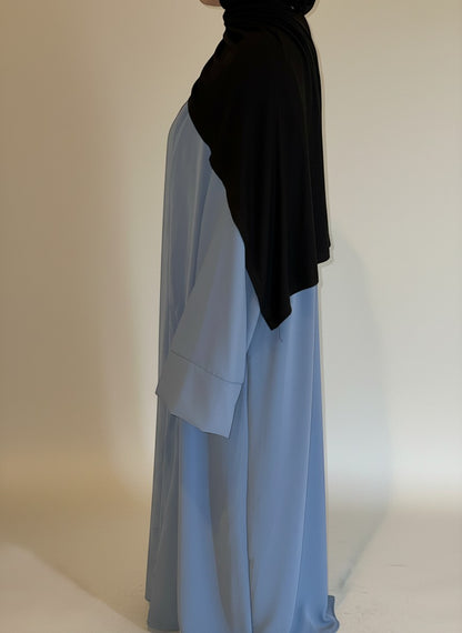 Nesthetics fließende Kimono Abaya aus Medina Seide mit weiten Ärmeln.
