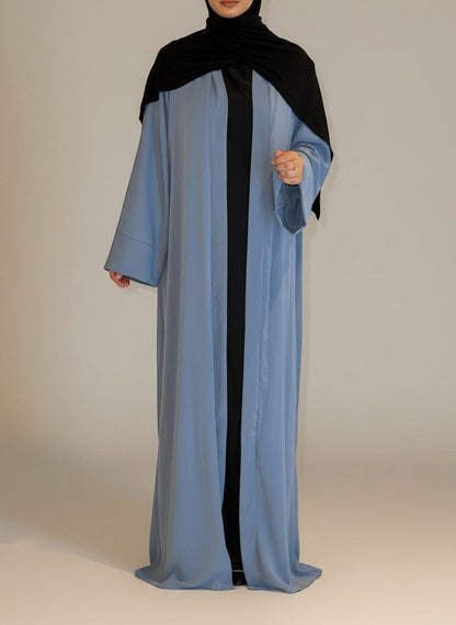 Nesthetics fließende Kimono Abaya aus Medina Seide in Blau mit weiten Ärmeln. Länge ca. 140 cm.