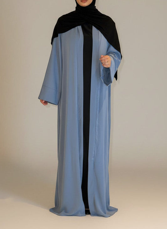 Nesthetics fließende Kimono Abaya aus Medina Seide in Blau mit weiten Ärmeln. Länge ca. 140 cm.