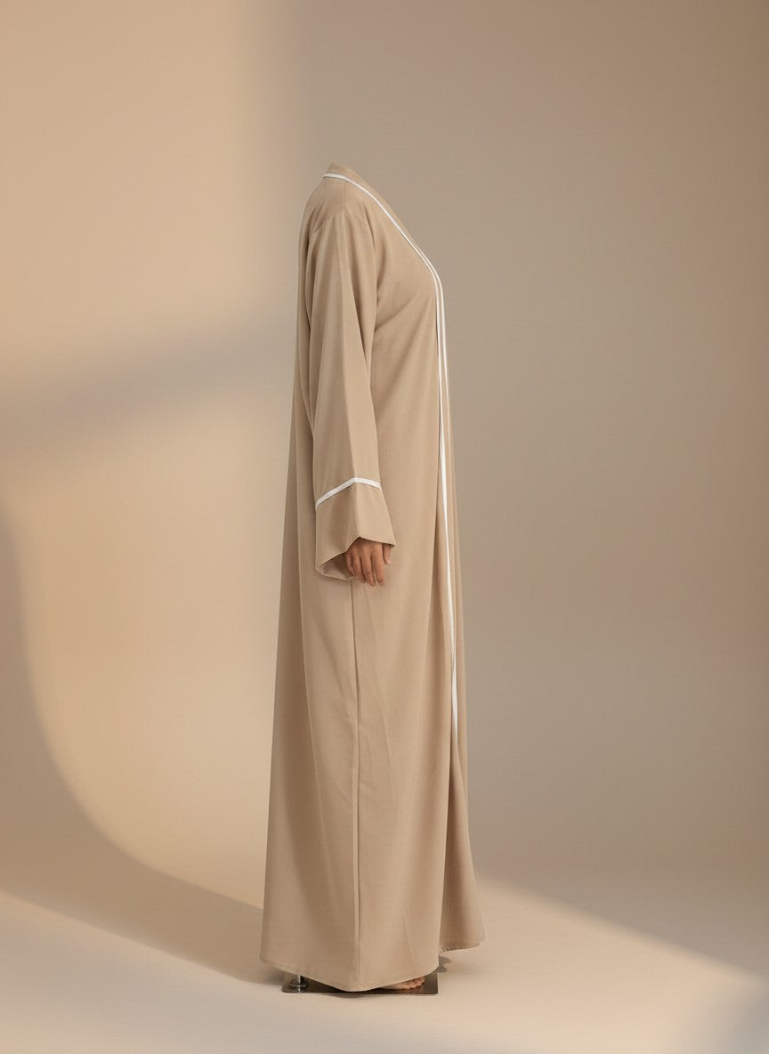 Nesthetics Kimono Abaya Set in Beige aus Medina Seide mit weißen Details und weiten Ärmeln in Seitenansicht