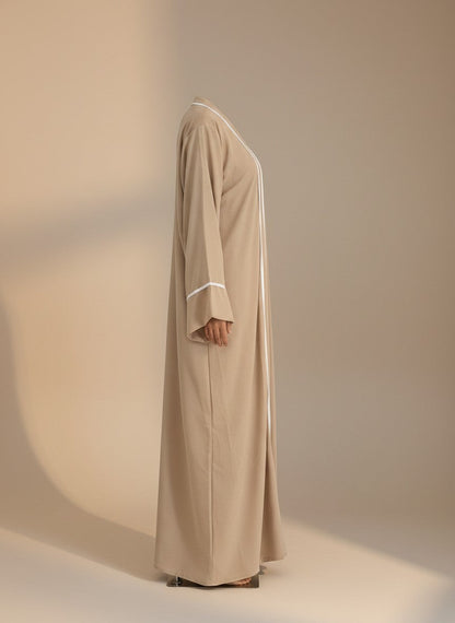 Nesthetics Kimono Abaya Set in Beige aus Medina Seide mit weißen Details und weiten Ärmeln in Seitenansicht