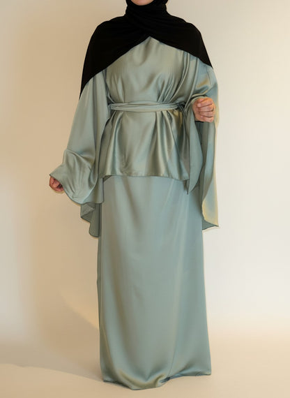 Nesthetics Satin Cape Abaya in Khaki mit Rundhalsausschnitt und Gürtel, ideal als Abendkleid.