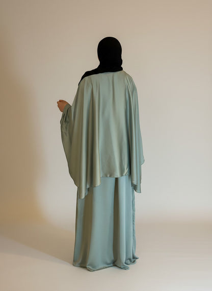 Nesthetics Satin Cape Abaya in Ozeangrün, fließendes Polyester, Rundhalsausschnitt, ideal als Abendkleid.