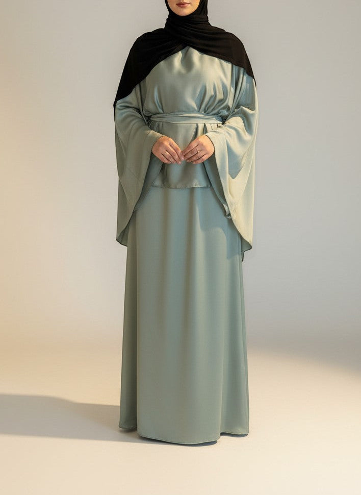 Nesthetics Satin Cape Abaya in Ozeangrün mit Rundhalsausschnitt und Gürtel, ideal als Abendkleid.