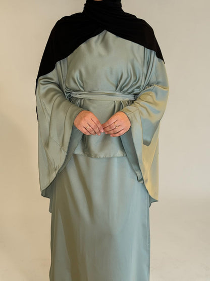 Nesthetics Satin Cape Abaya in Ozeangrün mit Rundhalsausschnitt und Gürtel, ideal als Abendkleid.