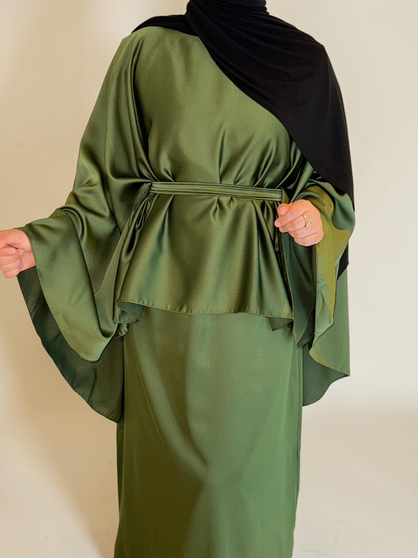 Nesthetics Satin Cape Abaya in Ozeangrün mit Rundhalsausschnitt und Gürtel für eine taillierte Passform, ideal als Abendkleid.
