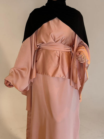 Nesthetics Satin Cape Abaya in Rosa mit Rundhalsausschnitt und Gürtel, ideal als Abendkleid.