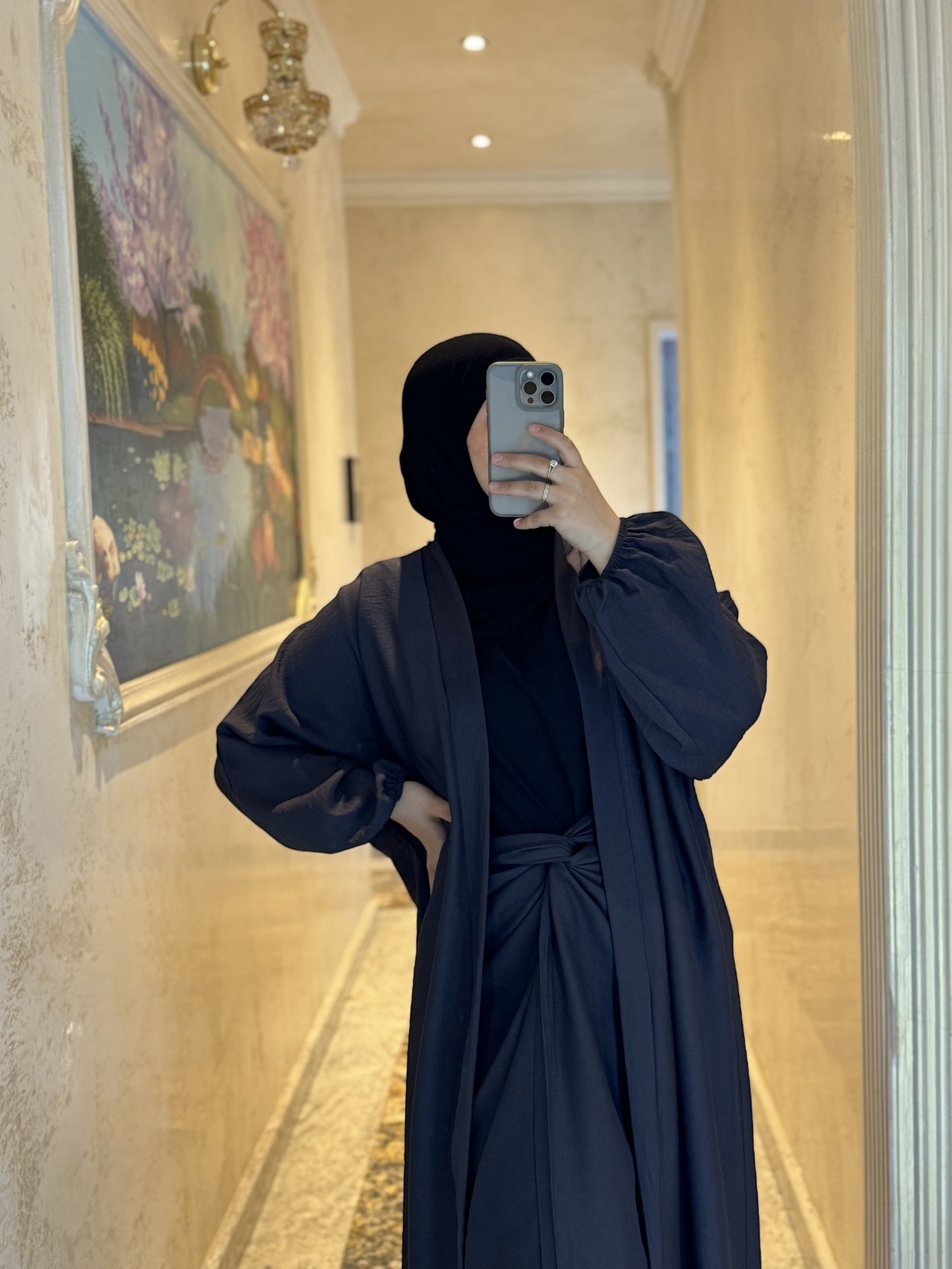 Nesthetics Damen Wickelrock und Kimono Set aus Viskose-Nylon-Mischung in Anthrazit mit Ballonärmeln und Wickelrock.