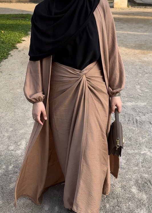 Nesthetics Wickelrock und Kimono Set aus Viskose-Nylon-Mischung in Camel mit Ballonärmeln und verdrehtem Rockdetail